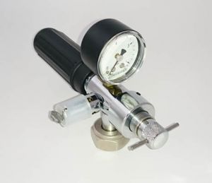 Kleindruckminderer CO2 - 2bar mit Sicherheitsventil u. Manometer -  5 L Partyfässer 3/4" - zur verwenden mit CO2-Kapsel